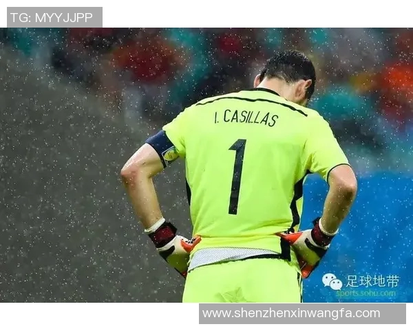 7号足球明星背影展现运动魅力与风采的独特瞬间